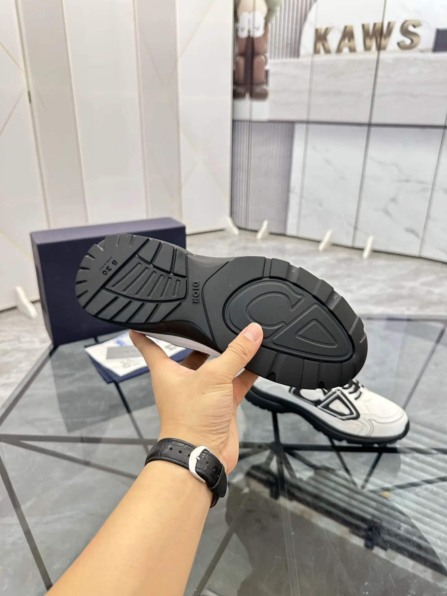 Men's shoes: 💰P400¥ Available in Guangzhou Product trademark: Dior* "Dior*" low-top casual shoes Regular size: 35-46 (can be customized to 47) Couple style Product materials: Upper imported cowhide stitched with original fabric, breathable lining, ultra-light foam original outsole. No.: 007